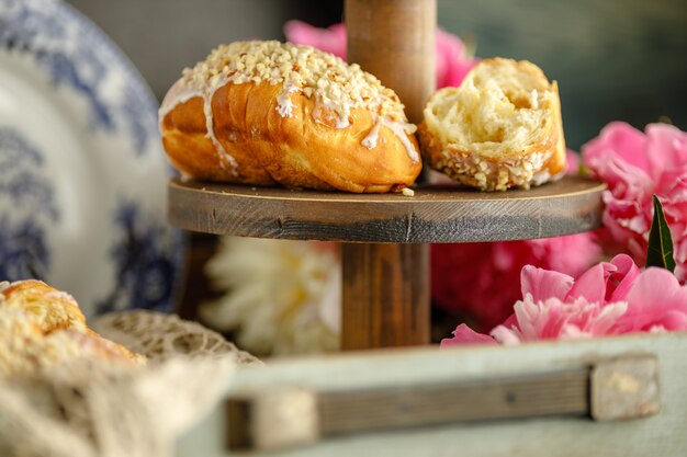 Desayuno pasteles servidos con flores