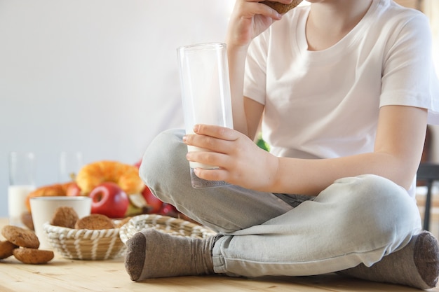 Desayuno para una persona y comidas saludables. Galletas de avena, leche y fruta.