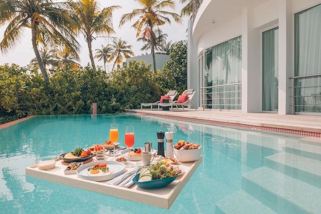 Desayuno en la piscina, desayuno flotante en un resort tropical exótico de lujo. Viaje en pareja