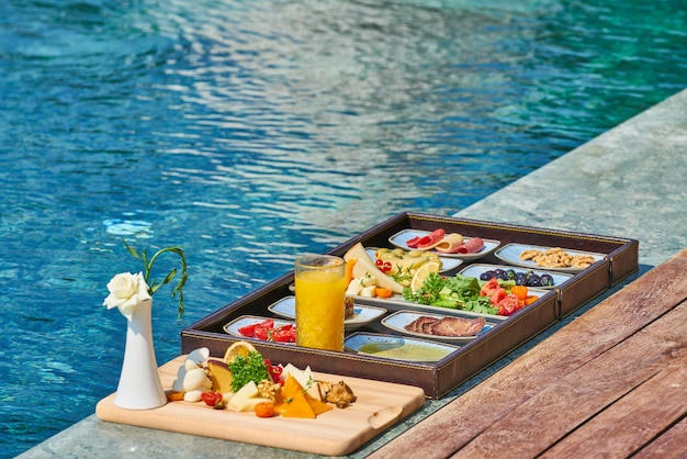 Desayuno en la piscina del hotel de lujo.