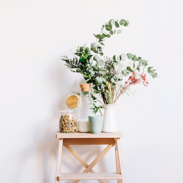 Foto desayuno y planta en taburete