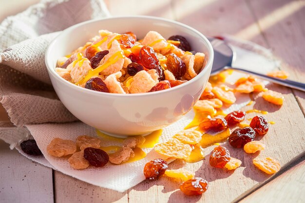 Desayuno con un plato de cereales con pasas