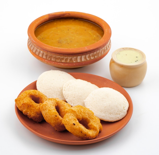 Desayuno popular del sur de la India Idli, Vada, Sambar o Chutney