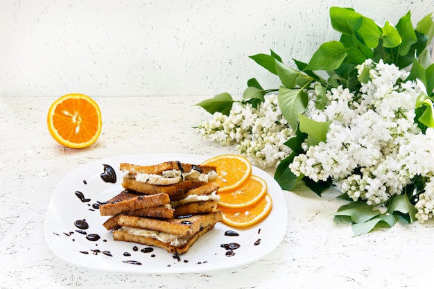 Desayuno de primavera. 8 de marzo. Día de la mujer. Tostadas para el desayuno