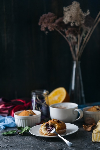 Desayuno de primavera con muffins en estilo rústico