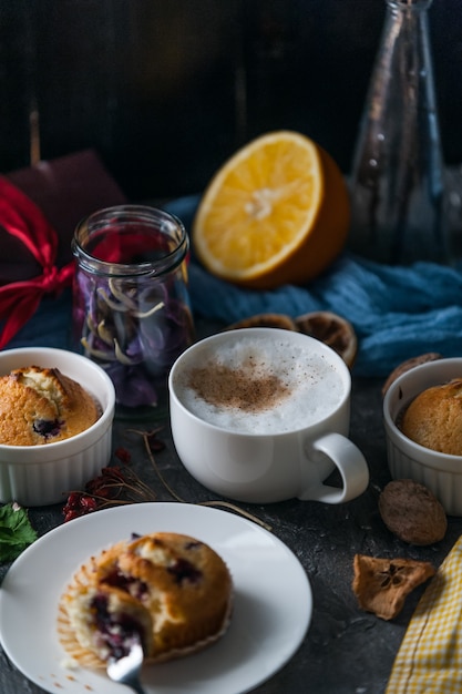 Desayuno de primavera con muffins en estilo rústico