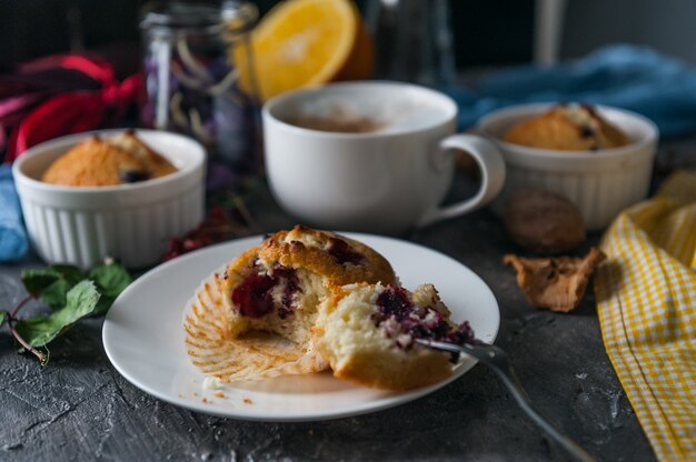 Desayuno de primavera con muffins en estilo rústico