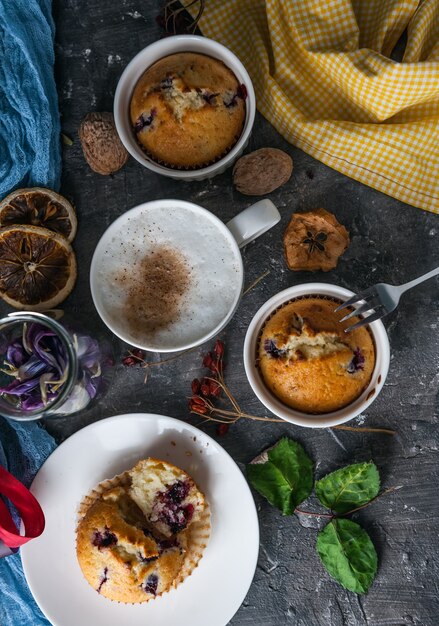 Desayuno de primavera con muffins en estilo rústico