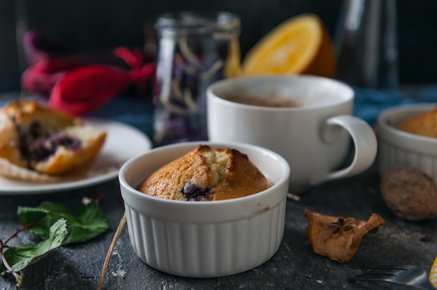 Desayuno de primavera con muffins en estilo rústico