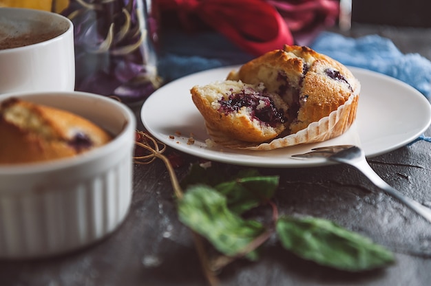 Desayuno de primavera con muffins en estilo rústico