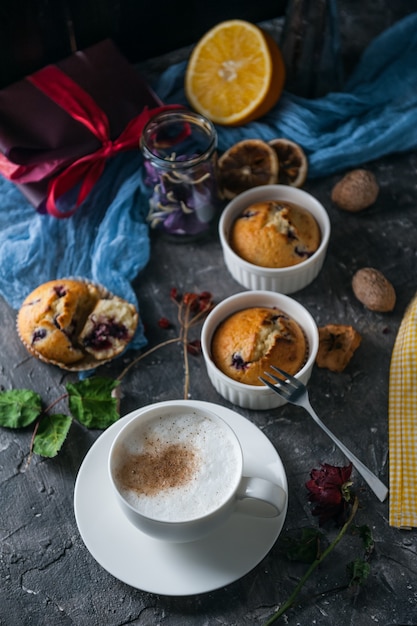 Desayuno de primavera con muffins en estilo rústico