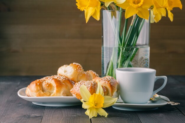 Desayuno de primavera con panecillos crujientes de sésamo recién horneados