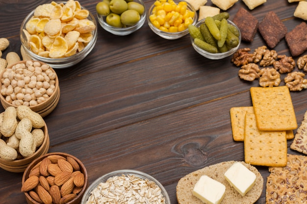 Desayuno proteico equilibrado: mermelada de cereales, yogur, zumo de naranja, aceitunas de naranja, galletas, mantequilla