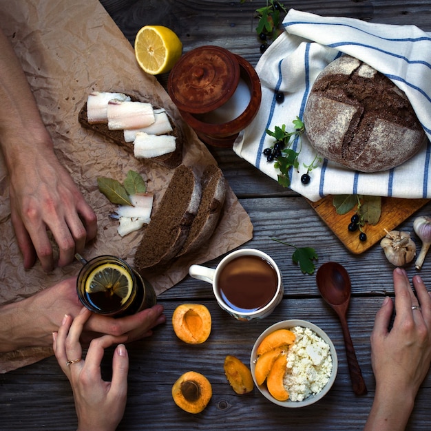 Foto desayuno de pueblo natural para ella y para él, la familia en la mesa de madera gris