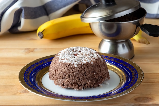 Desayuno de puttu a base de harina de arroz y coco. Sur de la India, Kerala. Enfoque selectivo. Copie el espacio.