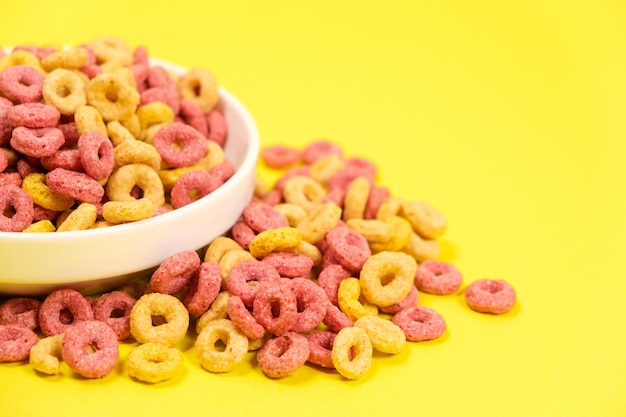 Desayuno rápido de cereales en forma de anillos en un plato