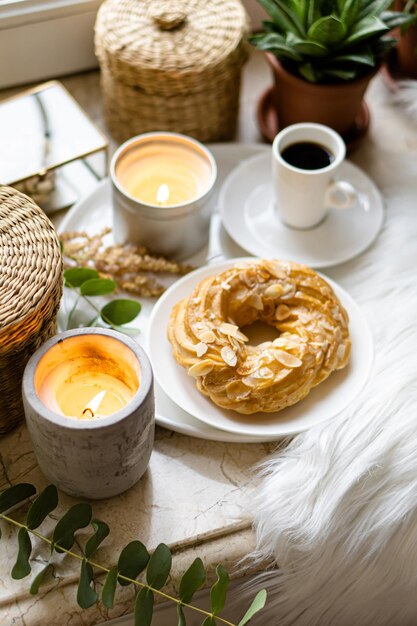 Desayuno real simple con café y pastel de crema pastelera en un plato blanco