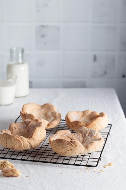 Desayuno de repostería casera con leche