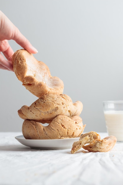 Desayuno de repostería casera con leche