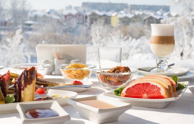 Desayuno en el restaurante en el invierno cubierto de nieve al aire libre.