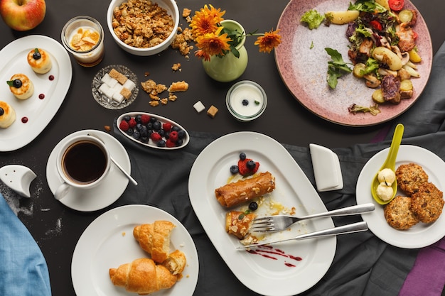 Desayuno en el restaurante con varios dulces