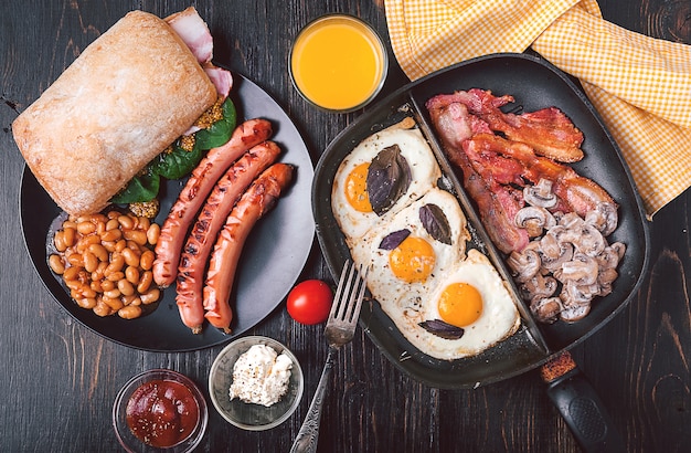 Desayuno rico y alto en calorías para dos