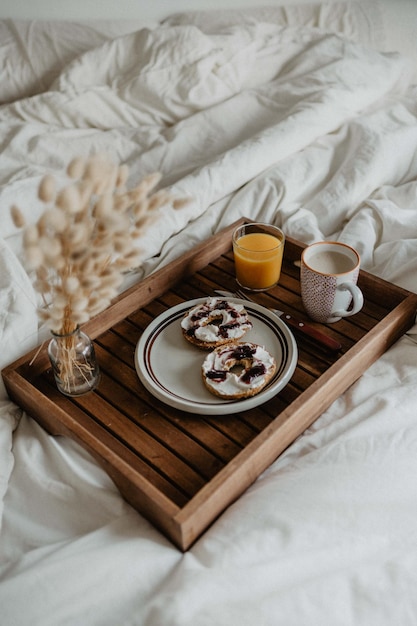 Desayuno romántico en bandeja de madera.