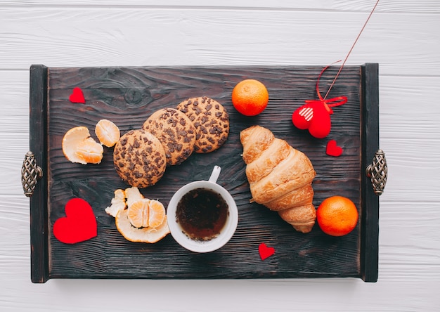 desayuno romántico en la bandeja