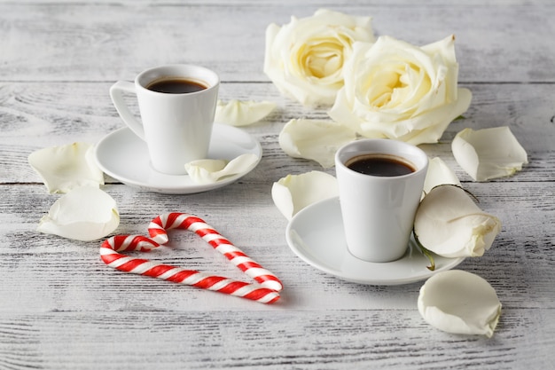 Desayuno romántico café con rosa blanca