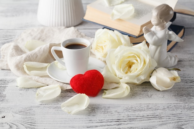 Desayuno romántico café con rosa blanca