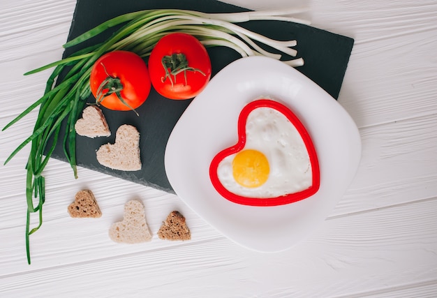 desayuno romántico con huevo y verduras