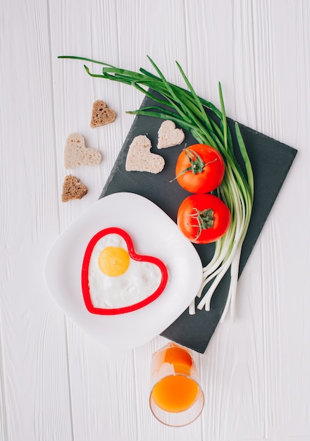 Desayuno romántico con huevo y verduras