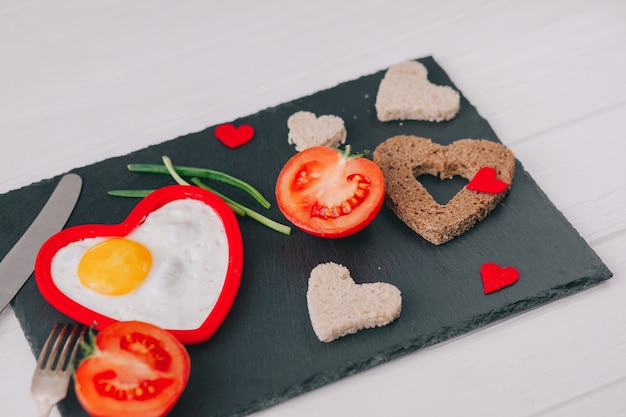 desayuno romántico con huevo y verduras