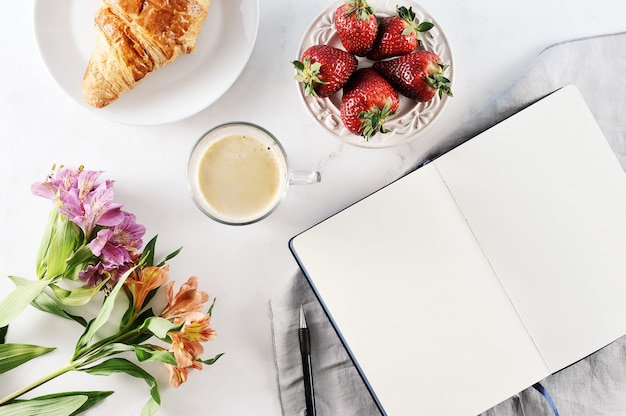 Desayuno romántico por la mañana café mag, cuaderno vacío