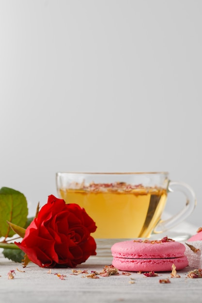 Foto desayuno romántico con taza de té y macarrones