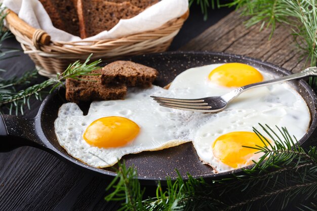 Desayuno rural con huevos y especias en madera