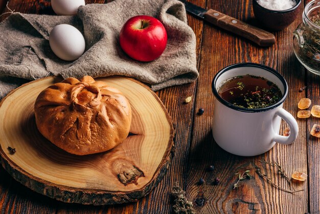 Desayuno rústico con carne tradicional de pastelería tártara, té de hierbas en taza de metal