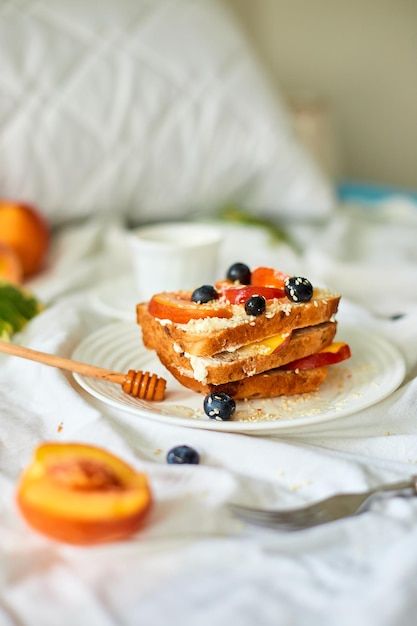 Desayuno en sábanas blancas buenos días tostadas francesas de verano