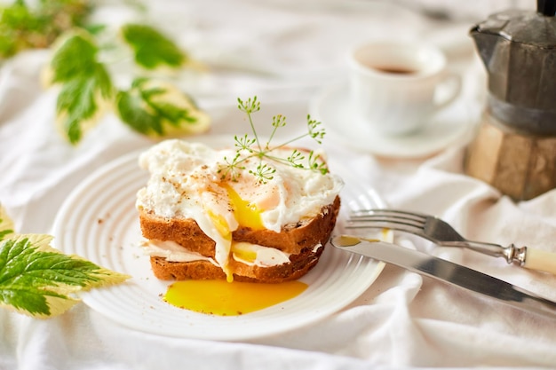 Desayuno en sábanas blancas buenos días tostadas con huevos escalfados café