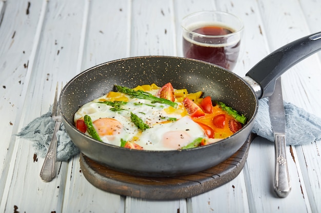 Desayuno sabroso Huevos fritos en una sartén con café