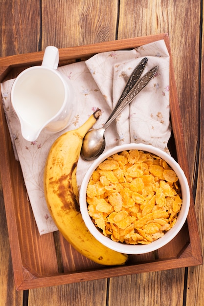 Desayuno sabroso y saludable en bandeja de madera.