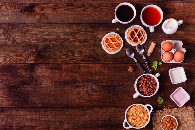 Desayuno sabroso y útil con copos, leche, nueces y frutas secas.