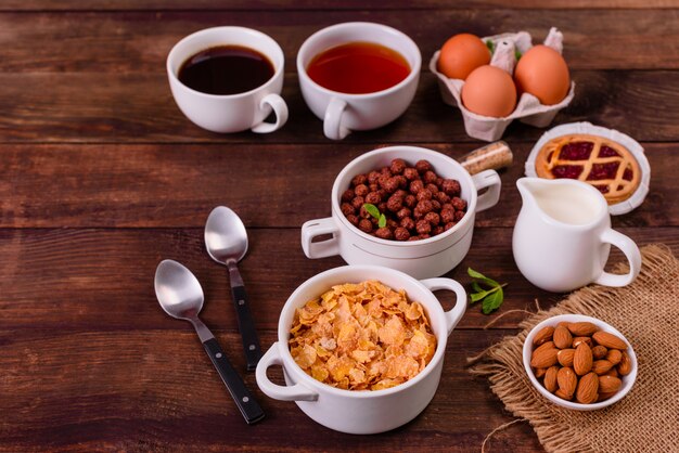 Desayuno sabroso y útil con copos, leche, nueces y frutas secas.