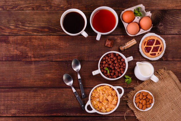 Desayuno sabroso y útil con copos, leche, nueces y frutas secas.