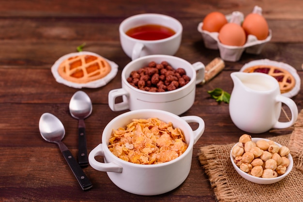 Desayuno sabroso y útil con copos, leche, nueces y frutas secas.