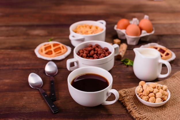 Desayuno sabroso y útil con copos, leche, nueces y frutas secas.