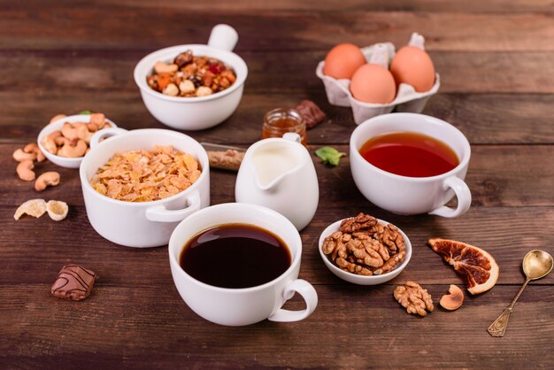 Desayuno sabroso y útil con copos, leche, nueces y frutas secas.