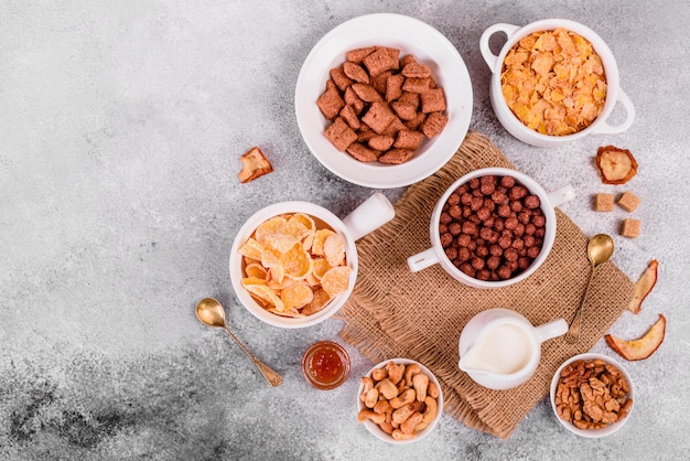 Desayuno sabroso y útil con copos, leche, nueces y frutas secas.