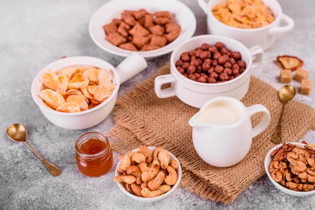 Desayuno sabroso y útil con copos, leche, nueces y frutas secas.