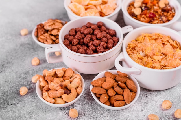 Desayuno sabroso y útil con copos, leche, nueces y frutas secas.